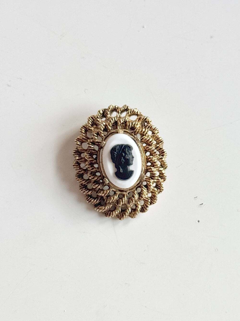 Vintage Antique Gold Tone Black White Cameo Brooch